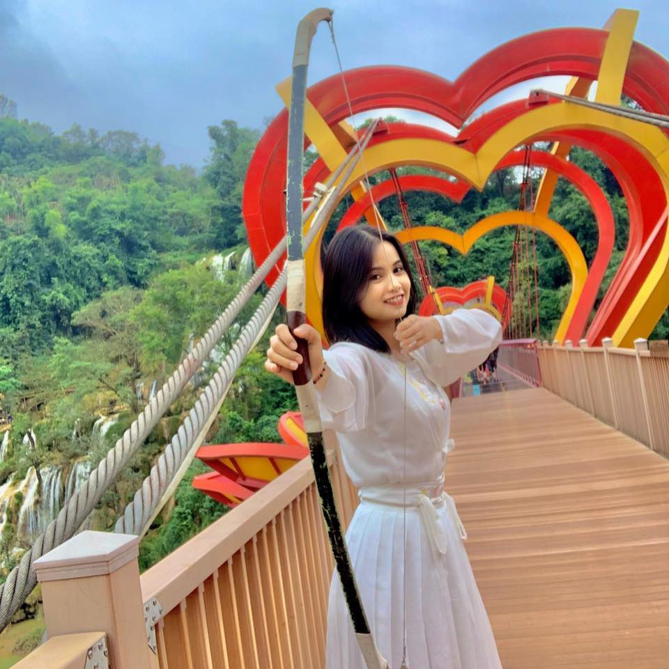 Ngoài thành tích thể thao nổi bật, cung thủ quê Hưng Yên còn được chú ý nhờ ngoại hình xinh xắn, luôn xuất hiện với nụ cười rạng rỡ. Bên cạnh những cái tên như cầu thủ Hoàng Thị Loan, cựu VĐV bóng chuyền Đặng Thu Huyền, kiếm thủ Lê Minh Hằng, Ánh Nguyệt cũng được nhiều người gọi với danh xứng "hot girl thể thao".