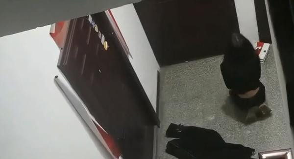 Cai nhau voi ban trai, co gai quy goi cau xin duoc vao nha-Hinh-2