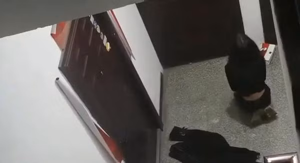 Cai nhau voi ban trai, co gai quy goi cau xin duoc vao nha-Hinh-2