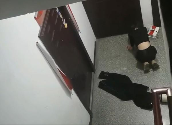 Cai nhau voi ban trai, co gai quy goi cau xin duoc vao nha