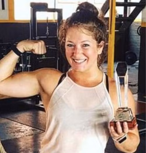 Bị chỉ trích vì bám vào ngà voi để biểu diễn kéo xà - Hình 2 Bi chi trich vi bam vao nga voi de bieu dien keo xa-Hinh-2