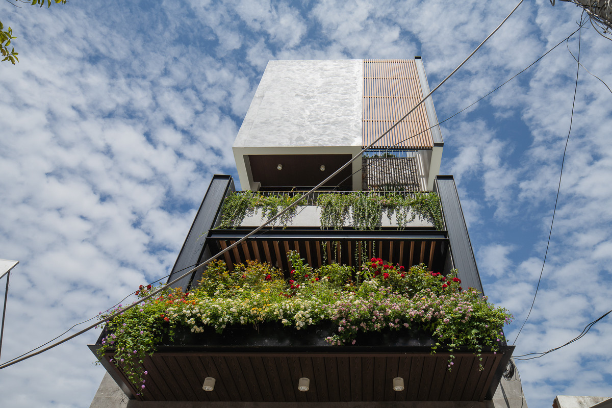 Nha pho co cau kinh, tran ngap cay xanh