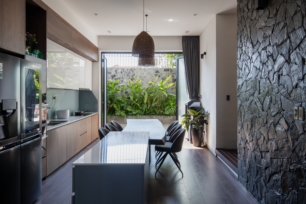 Nha pho co cau kinh, tran ngap cay xanh-Hinh-3