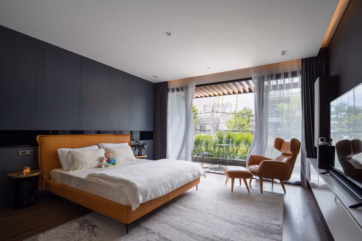 Nha pho co cau kinh, tran ngap cay xanh-Hinh-4