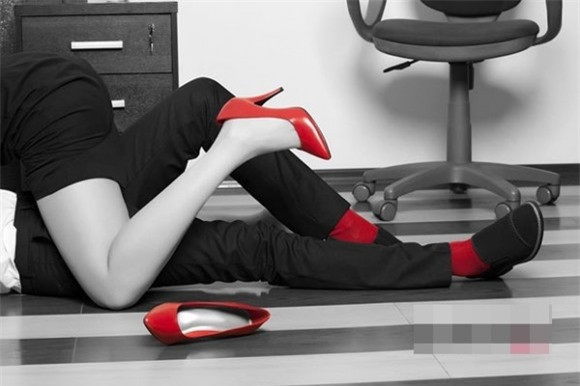 Goi cua nhung vo quyet khong cho vao, toi doan vo giau tinh nhan o trong