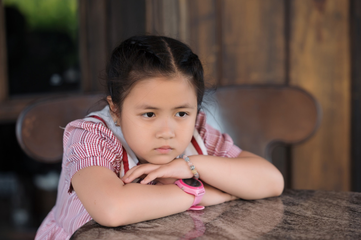 Bé cho biết đóng phim rất vui vì được đi nhiều nơi và gặp cô chú diễn viên giỏi. Ngoài ra, cơm đoàn phim theo Ngân Chi là rất ngon. "Con thấy bữa cơm nào cũng ngon, được ăn chung và nói chuyện với nhiều người nên con thích. Có ngày con ăn tới 6-7 bữa nhỏ", cô bé nói.