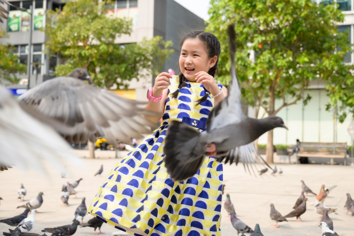 Nói về ước mơ, Ngân Chi cho biết thích vẽ, mong được trở thành họa sĩ vẽ tranh tường cổ động hoặc nhà thiết kế thời trang. "Con không chắc sau này khi lớn lên rồi con còn muốn làm diễn viên không, còn thích đóng phim hay không, nên con nghĩ mình sẽ trở thành họa sĩ. Bố mẹ cũng cho con đi học vẽ từ lúc 5 tuổi, bây giờ ở nhà cũng có khá nhiều tranh do con vẽ rồi", diễn viên nhí phim Bố già trả lời Zing.