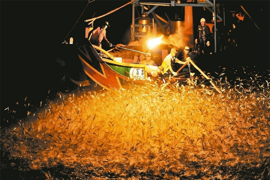 Độc đáo nghề đánh cá bằng lửa ảnh 8