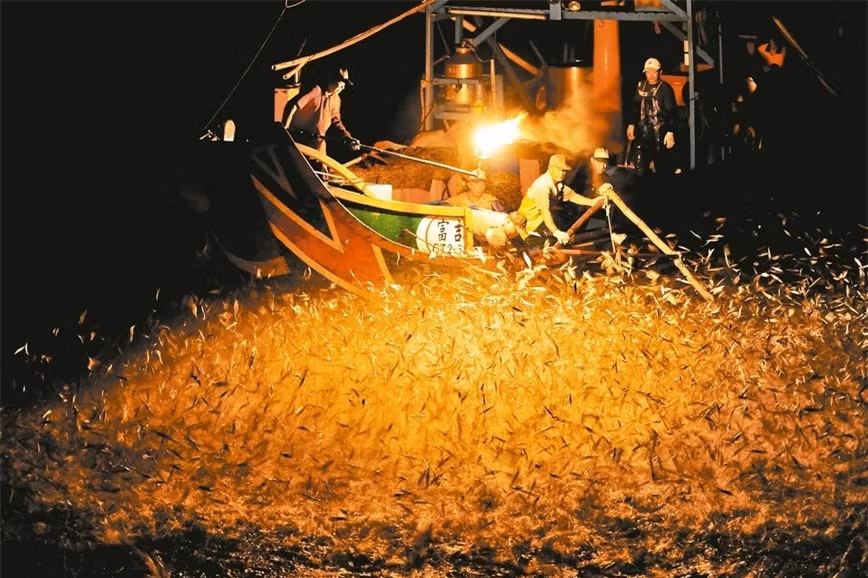 Độc đáo nghề đánh cá bằng lửa ảnh 8