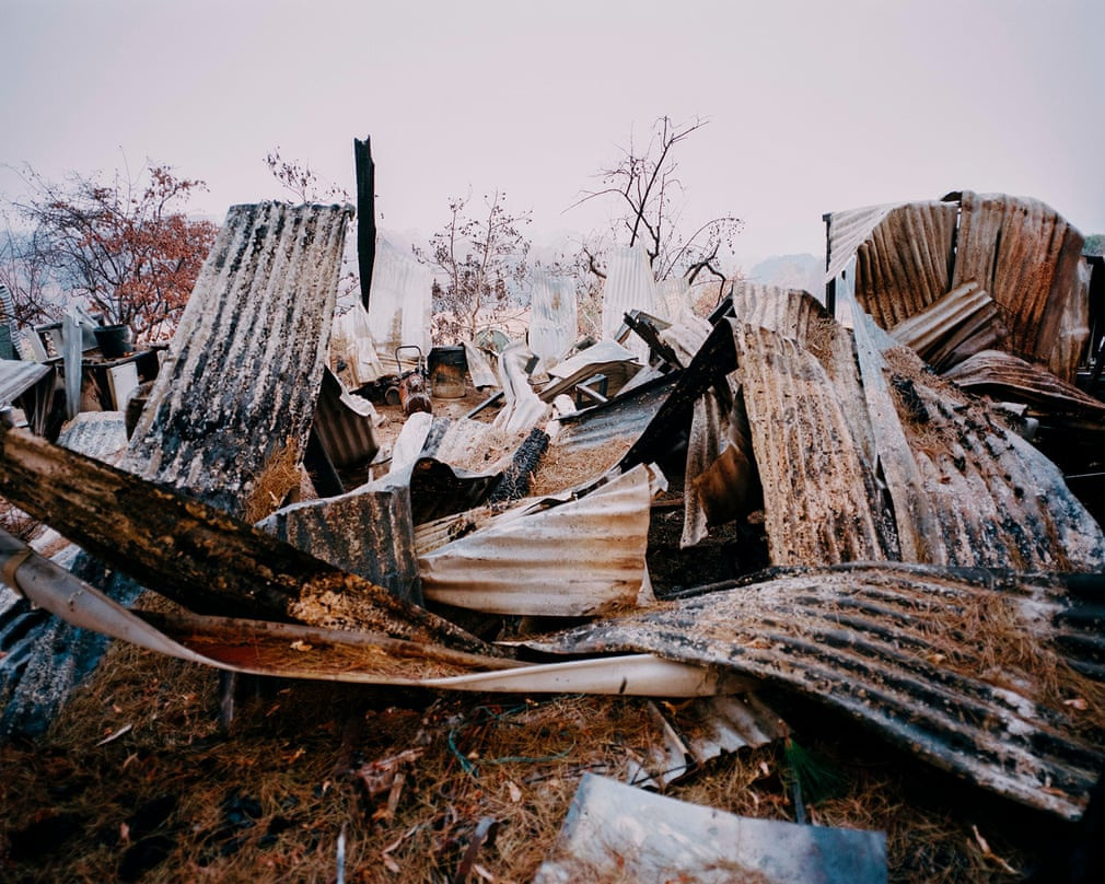 Tàn tích còn lại của một nhà kho sau vụ cháy. Biến đổi khí hậu vẫn là vấn đề được quan tâm nhất khi nói đến những vụ cháy ở Australia. Tuy nhiên, theo giới chuyên môn, nguyên nhân còn đến do thời tiết và các loại cây dễ bắt lửa như bạch đàn.