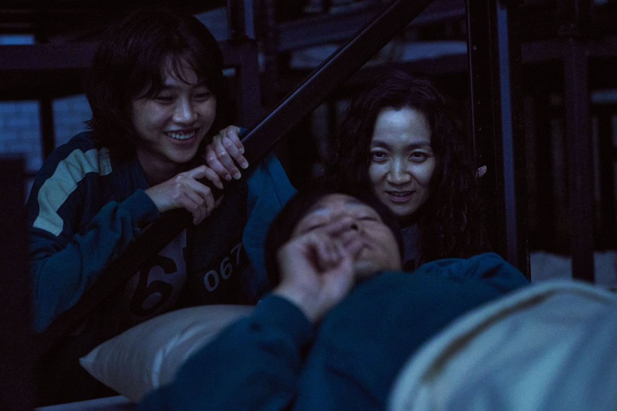 br/> Các diễn viên không bỏ lỡ cơ hội nào để chụp ảnh ở hậu trường. Sau 9 tập phim hầu hết các diễn viên đều trở thành những nhân vật cực hot trên Instagram. Riêng tài khoản của nữ diễn viên Jung Ho-yeon hiện đã có hơn 18,6 triệu lượt theo dõi.