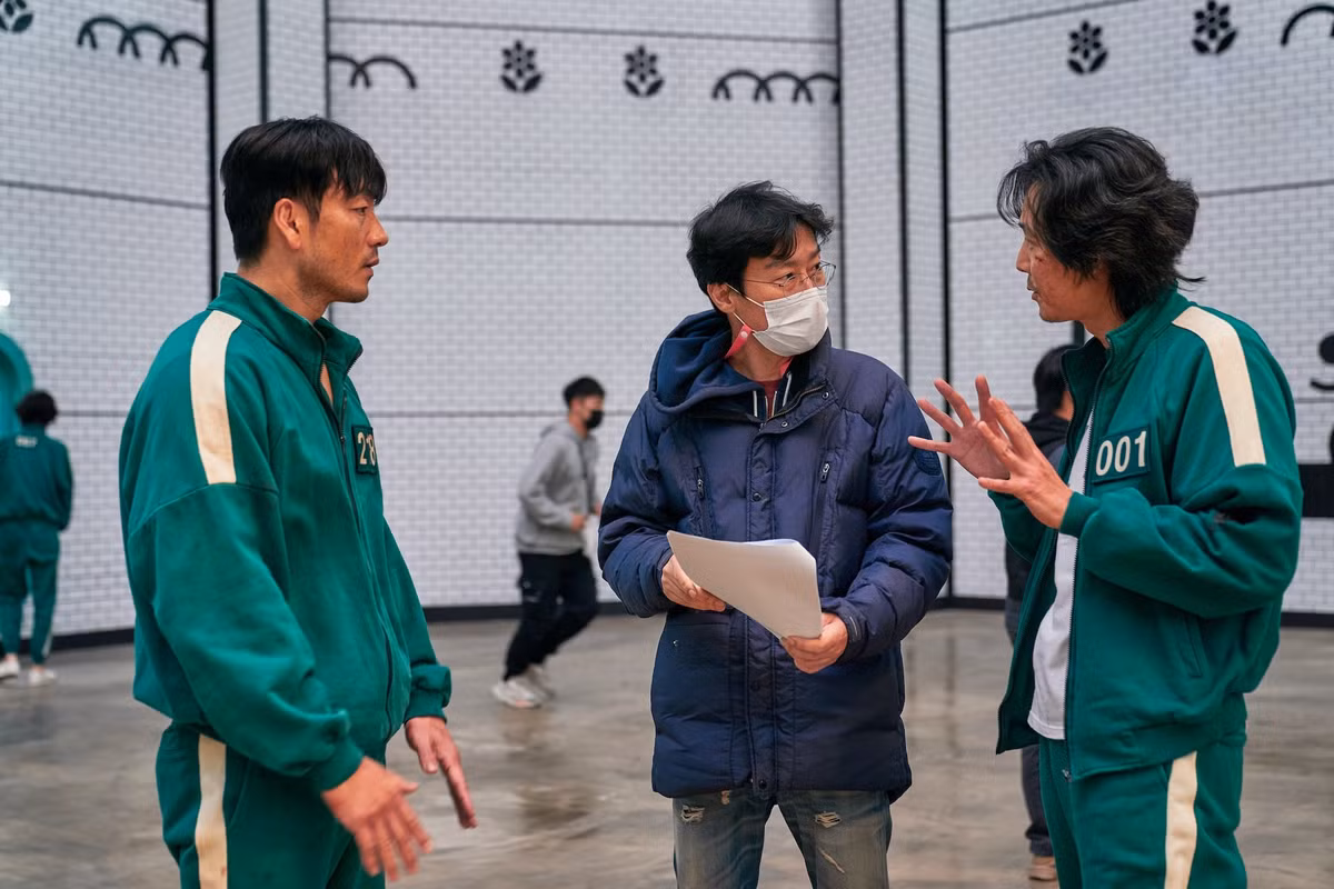 Park Hae-soo và Lee Jung-jae trao đổi về cảnh phim sắp thực hiện.