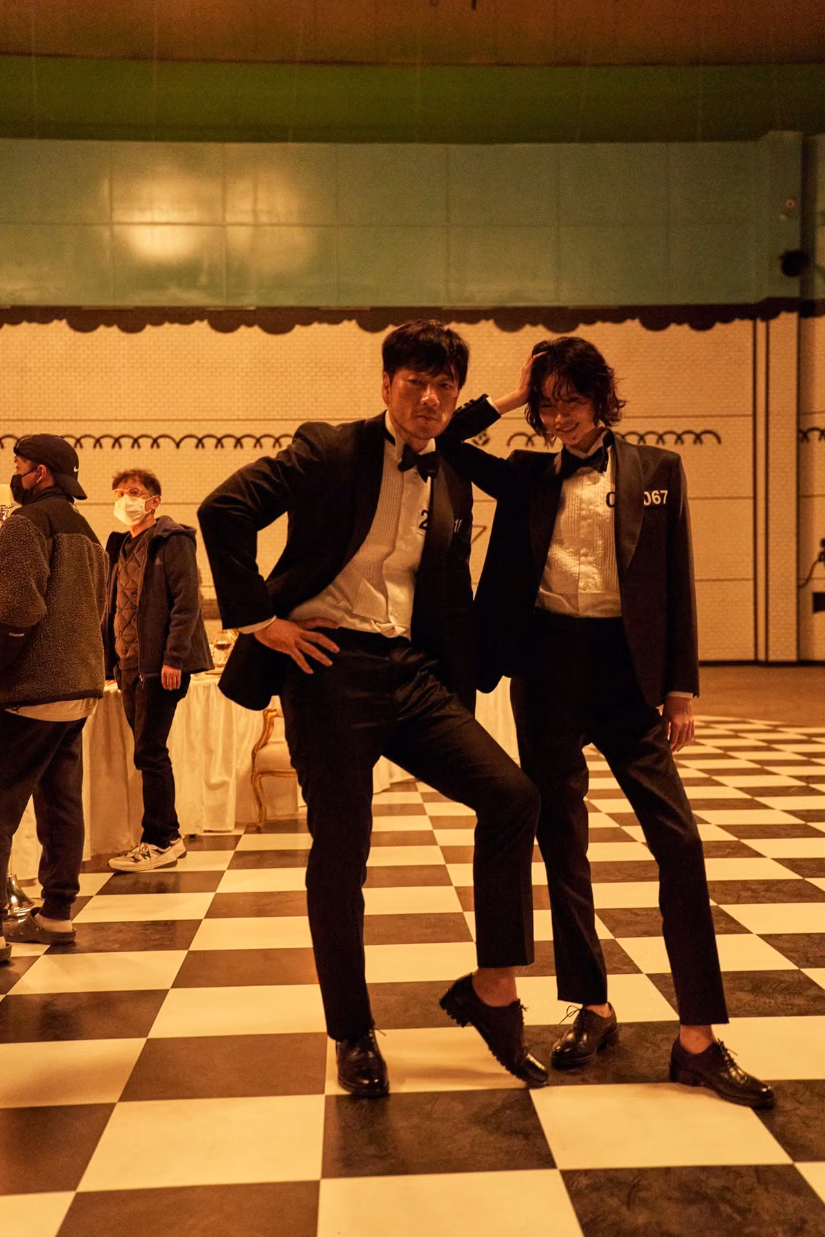 br/> Park Hae-soo và Jung Ho-yeon tạo dáng ở hậu trường sau cảnh phim căng thẳng.