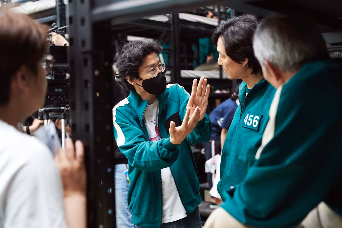 Đạo diễn Hwang Dong-Hyuk đang chỉ đạo diễn xuất.