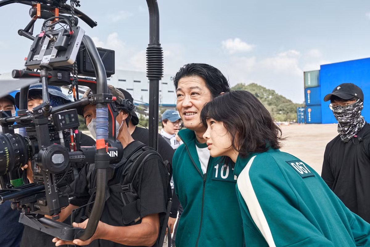 Jung Ho-yeon và Heo Sung-tae xem lại cảnh quay họ vừa thực hiện và có vẻ khá hài lòng.