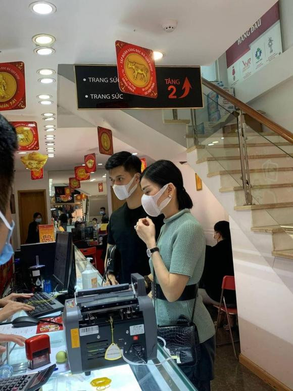 Thuc hu chuyen Le Quyen - Lam Bao Chau di mua nhan cuoi