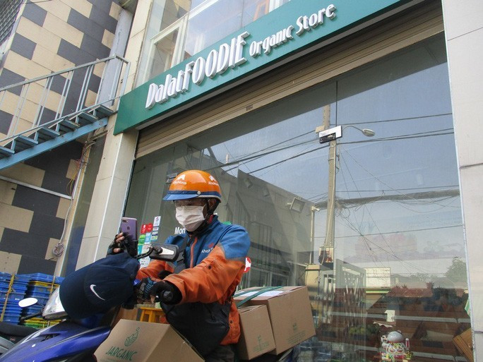 Me bim sua ban rau thu loi lon