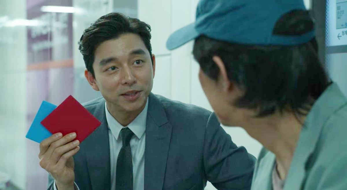  Có bao nhiêu người đóng vai trò tuyển dụng thí sinh?: Cuối phim, Gi Hun một lần nữa bắt gặp người đã chơi trò chơi đập giấy cùng mình (do Gong Yoo đóng) tại một trạm tàu ngầm gần sân bay. Người này một lần nữa đang dụ dỗ những kẻ nợ nần tham gia vào cuộc chơi mạo hiểm mạng sống. Vì số lượng thí sinh lớn và đến từ nhiều vùng khác nhau trên lãnh thổ Hàn Quốc, nên có thể có rất nhiều người tuyển dụng thí sinh như vai diễn của Gong Yoo.