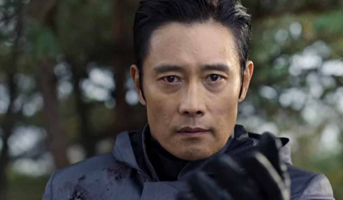  Lý do In Ho (Lee Byung Hun) trở thành Front Man: Theo thông tin từ đoàn làm phim, In Ho vốn là cảnh sát và cũng là một trong những người từng chiến thắng cuộc chơi sinh tử do Oh Il Nam tổ chức. Tuy nhiên, không có bất kỳ thông tin nào nhắc tới nguyên nhân anh trở thành Front Man. Có ý kiến cho rằng In Ho tiếp quản vị trí của Front Man trước đó (có thể đã chết), hoặc do chính anh tự nguyện từ bỏ cuộc sống thông thường để trở thành một phần của trò chơi con mực.