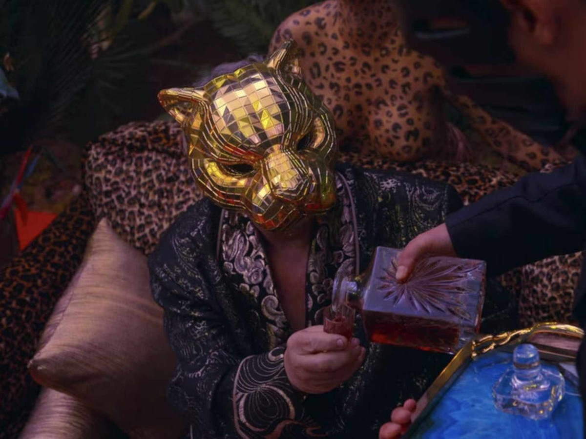  Khách V.I.P đeo mặt nạ động vật là ai?: Các khách mời giàu có đeo mặt nạ suốt thời gian ở lại trên đảo để theo dõi trò chơi, trừ một người đã bị cảnh sát Hwang Jun Ho thẩm vấn. Front Man nghe điện thoại giải thích với Gi Hun rằng những người giàu có xem việc đặt tiền cược vào con người cũng như anh thích chơi cá ngựa, họ xem người nghèo như trò tiêu khiển của mình. Nhưng bộ phim không giải thích cụ thể cách Oh Il Nam tìm kiếm và mời những người giàu có (và buồn chán với cuộc sống) tới đặt cược vào trò chơi sinh mạng do ông tạo ra. Ngoài ra, người chơi (như Gi Hun) cũng khó có thể biết được những vị khách V.I.P này là ai trong đời thực.