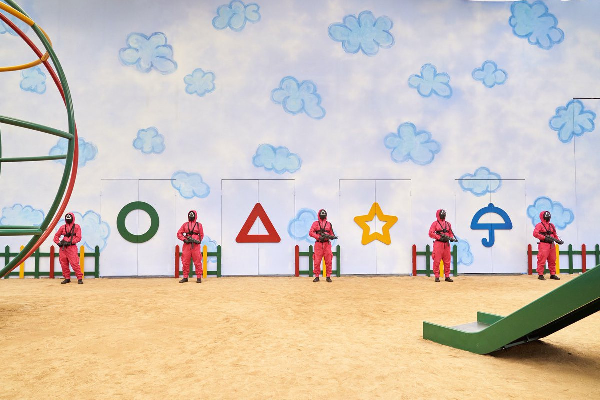  Người điều hành mới của tổ chức: Sau khi Oh Il Nam qua đời, cuộc đấu sinh tồn giành tiền thưởng tiếp tục được tổ chức. Sung Gi Hun vẫn trông thấy nhân vật của Gong Yoo đang đi "săn người" sau khi ông trùm chết. Không có câu trả lời nào về việc ai là người điều hành tổ chức thay Oh Il Nam, nhiều khán giả cho rằng câu trả lời sẽ có ở phần 2 bộ phim (nếu có).