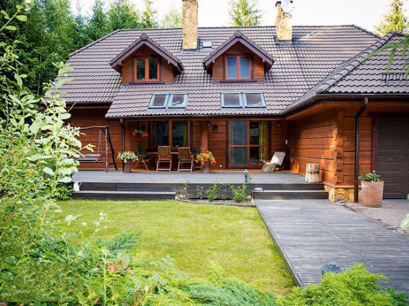 Mẫu nhà gỗ cấp 4 hình chữ L vừa có tính thẩm mỹ cao, vừa đảm bảo công năng sử dụng