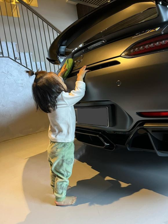 Con gai Cuong Do La cham chi rua xe 