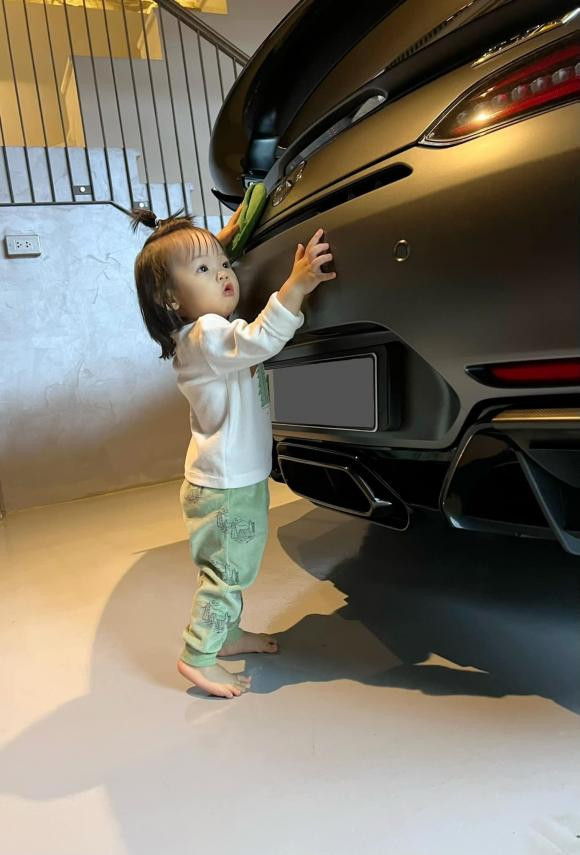 Con gai Cuong Do La cham chi rua xe 