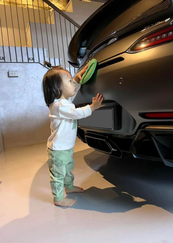 Con gai Cuong Do La cham chi rua xe 