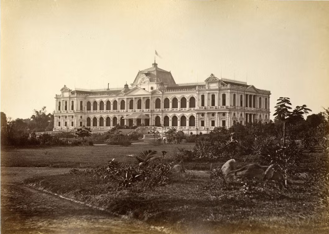 Ảnh do Émile Gsell (1838-1879) chụp dinh Thống đốc trong thời gian 1868-1873.