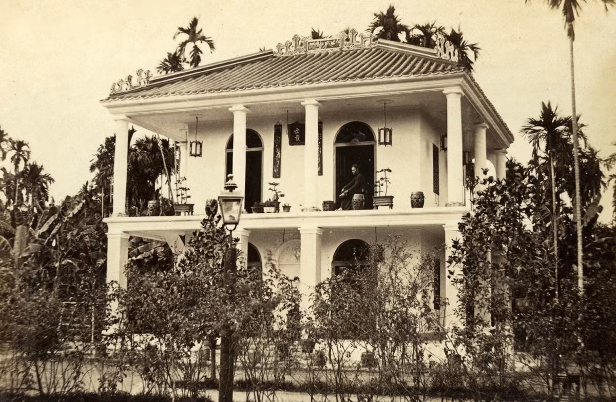 Tư gia của Trương Vĩnh Ký ở Chợ Lớn khoảng năm 1870 do Émile Gsell chụp. Trương Vĩnh Ký không chỉ là học giả, ông còn được Niên giám Nam Kỳ xuất bản năm 1883 đề tên là nhiếp ảnh gia sống ở Sài Gòn.