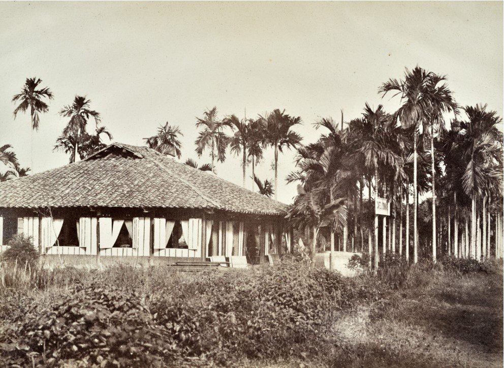 Quán cà phê Lyonnais, Sài Gòn, 1864. Ảnh được in trên giấy bạch đản, nằm trong bộ sưu tập của Serge Kakou.