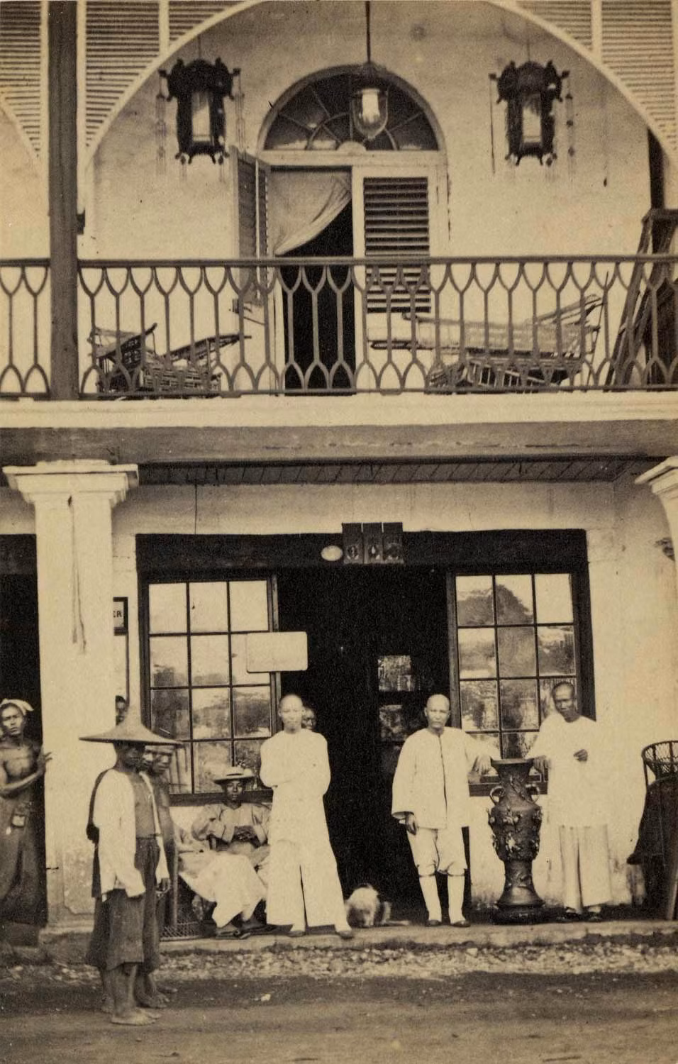 Hiệu ảnh Pun Lun tại địa chỉ số 7 đại lộ Charner (nay là đường Nguyễn Huệ), Sài Gòn những năm 1870. Hiệu Pun Lun đã được quảng cáo trên tờ Courrier de Saigon ngày 20/5/1867.