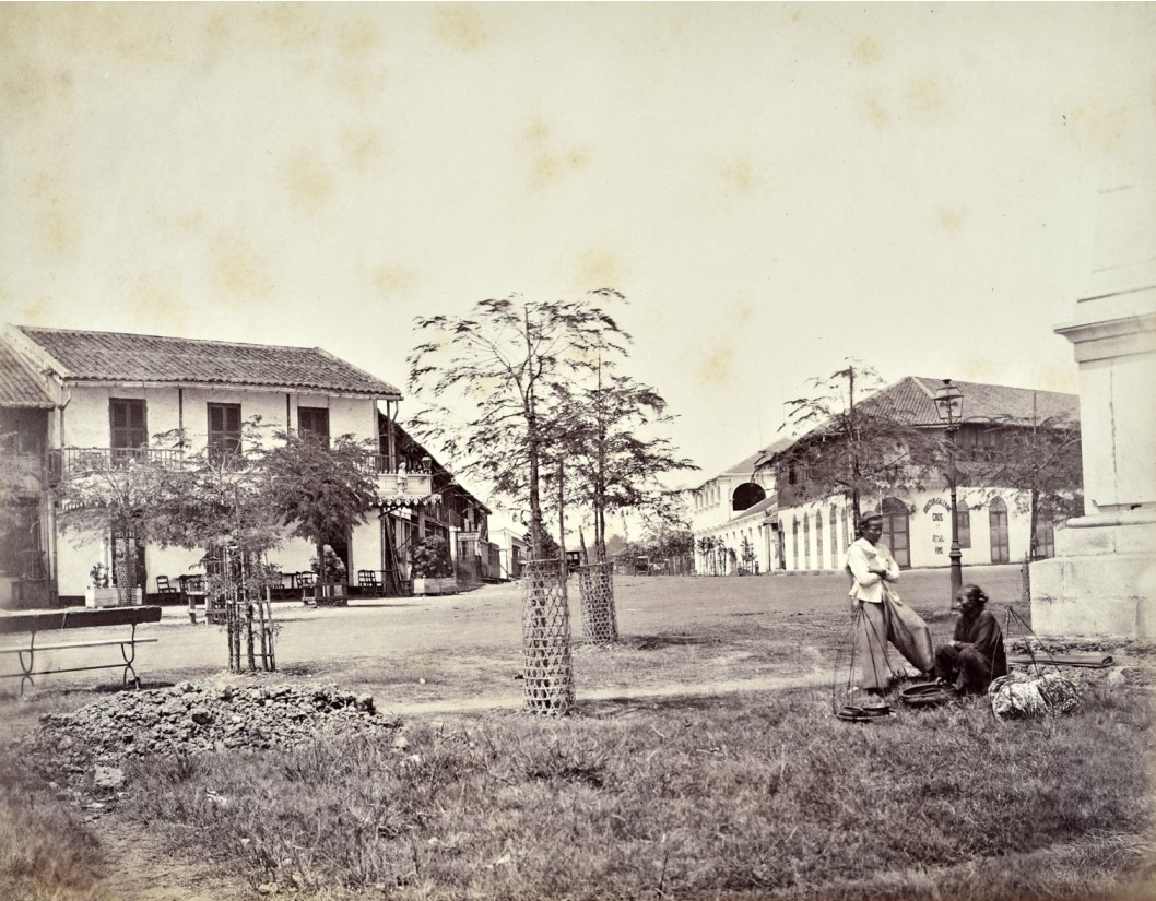 Ảnh của John Thomson (1837-1921) chụp đường phố Sài Gòn khoảng năm 1867-1868 với tiệm bán rượu vang Roustan &amp; Salenave cùng tiệm đồng hồ Vuillermoz.