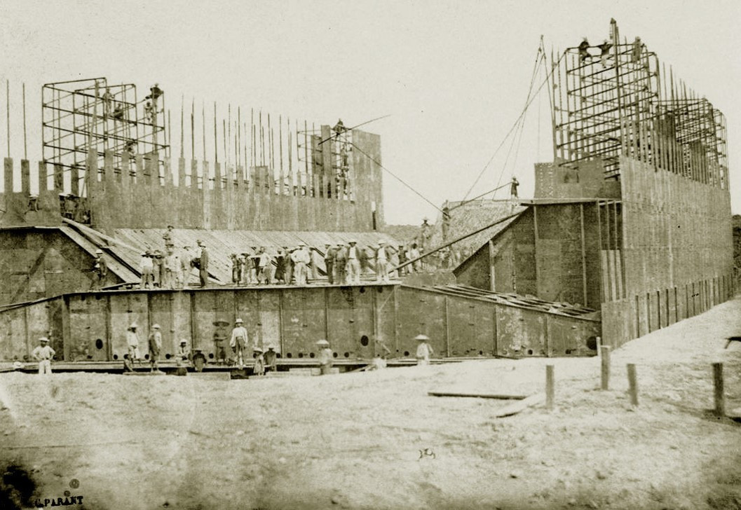 Ảnh của Charles Parant in trên giấy bạch đản chụp cảnh xây dựng bến tàu nổi ở Sài Gòn tháng 5/1864. Ảnh này thuộc bộ sưu tập của Trung tâm Lưu trữ Hải ngoại.