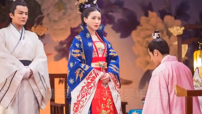 Vi Hoang hau ngang nguoc, ca gan mang ca bo chong, dan mat Hoang de-Hinh-2