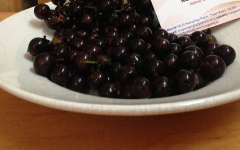 Nếu như nho 3 màu nhập khẩu từ Mỹ về được bày bán tại các siêu thị lớn có giá chỉ từ 119.000 đồng/kg thì loại nho rừng này được rao bán với giá lên đến 180.000 đồng/kg vào đợt cuối mùa. Thời điểm rẻ nhất, loại nho này cũng được bán giá 100.000 - 120.000 đồng/kg.