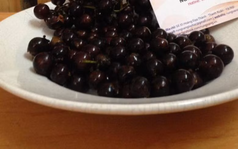 Nếu như nho 3 màu nhập khẩu từ Mỹ về được bày bán tại các siêu thị lớn có giá chỉ từ 119.000 đồng/kg thì loại nho rừng này được rao bán với giá lên đến 180.000 đồng/kg vào đợt cuối mùa. Thời điểm rẻ nhất, loại nho này cũng được bán giá 100.000 - 120.000 đồng/kg.