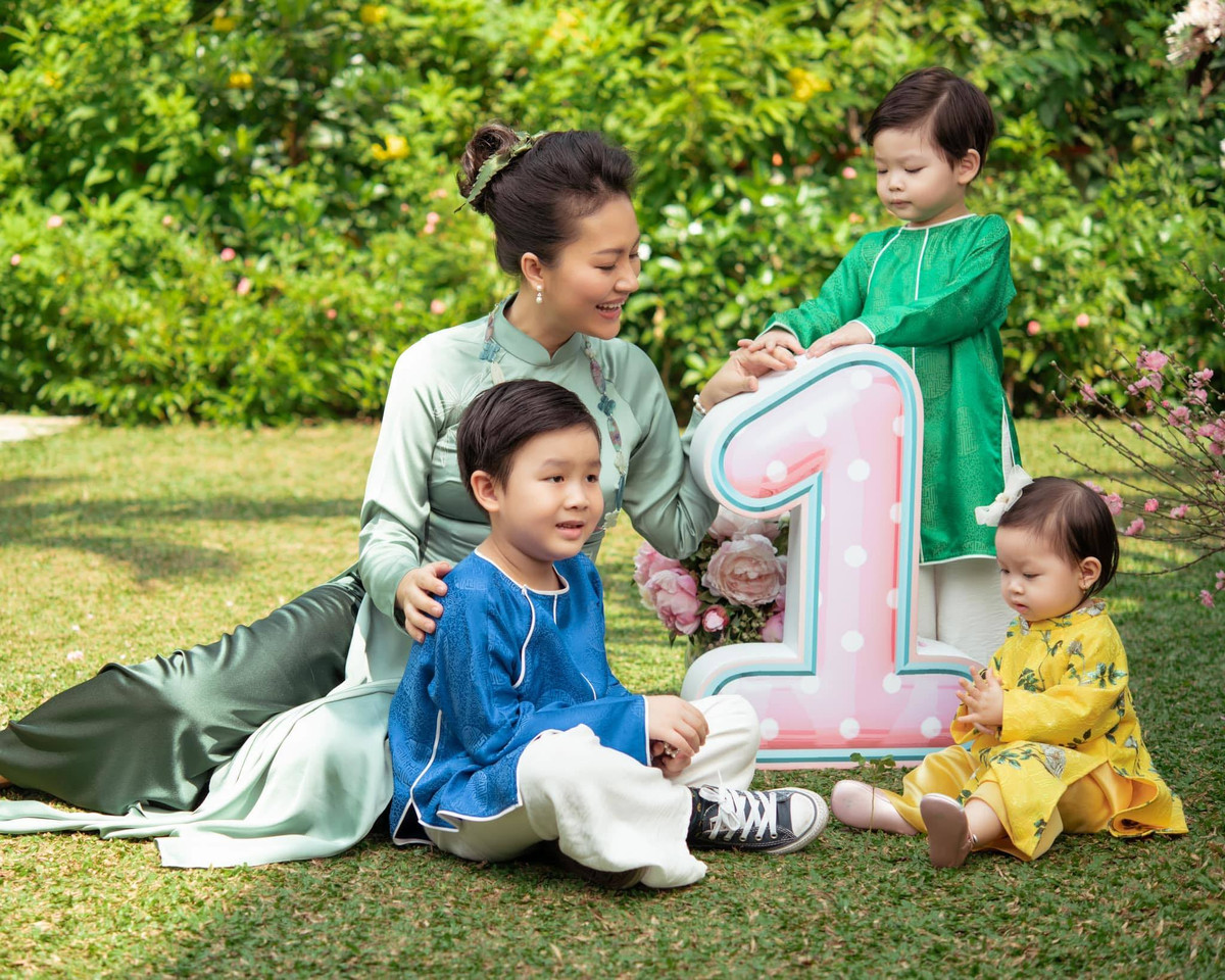 Đỗ Hải Yến và các con cùng diện áo dài trong ngày sinh nhật bé út tròn 1 tuổi.