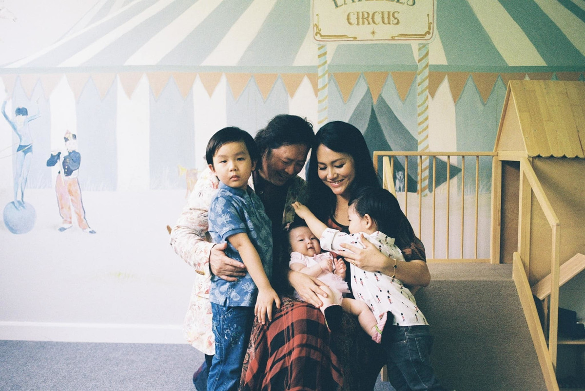 Cô thường xuyên chia sẻ hình ảnh hạnh phúc bên chồng con khiến nhiều người ngưỡng mộ.