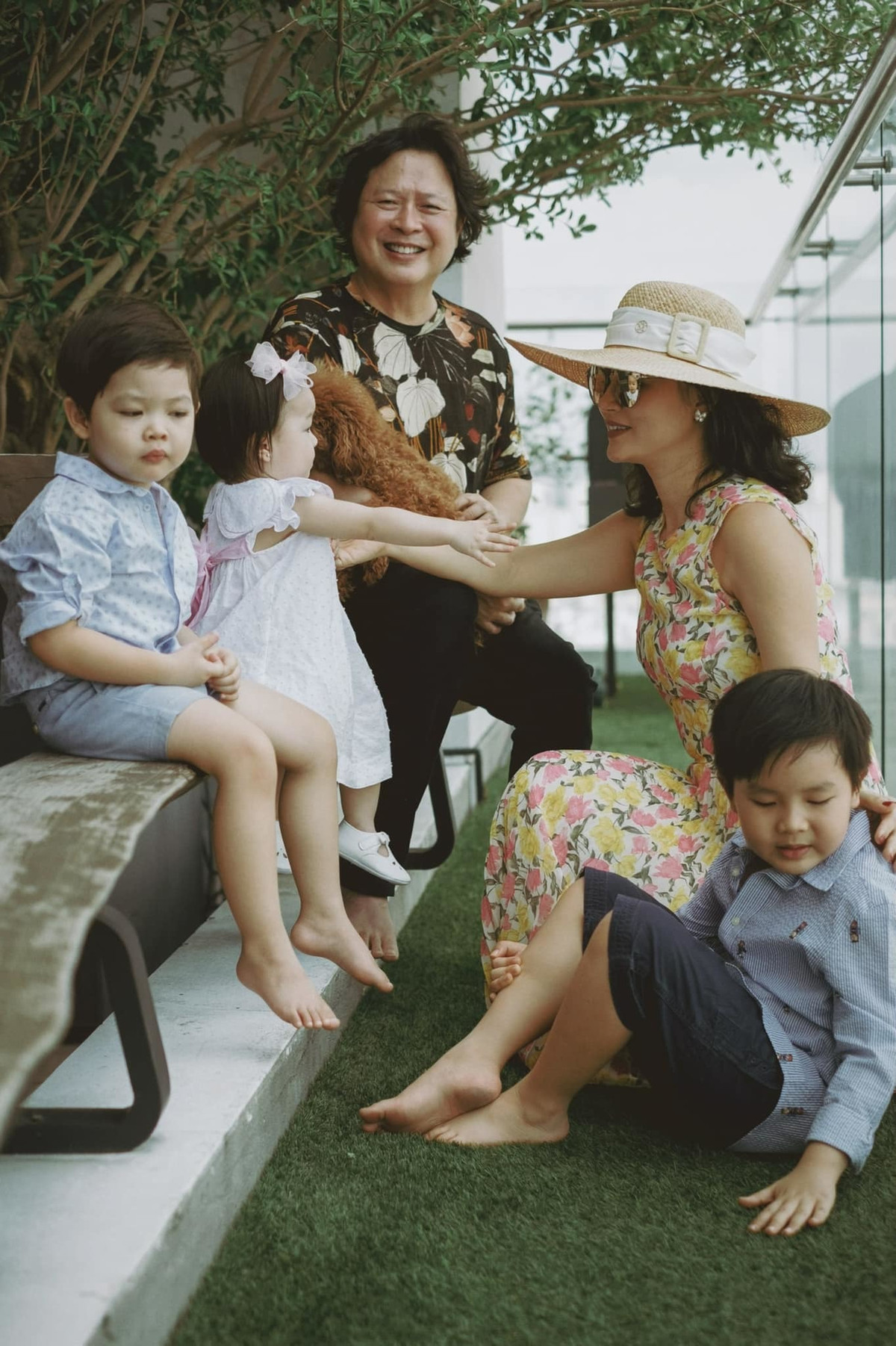 Gia đình hạnh phúc quây quần trong 'Ngày của Cha' mới đây.