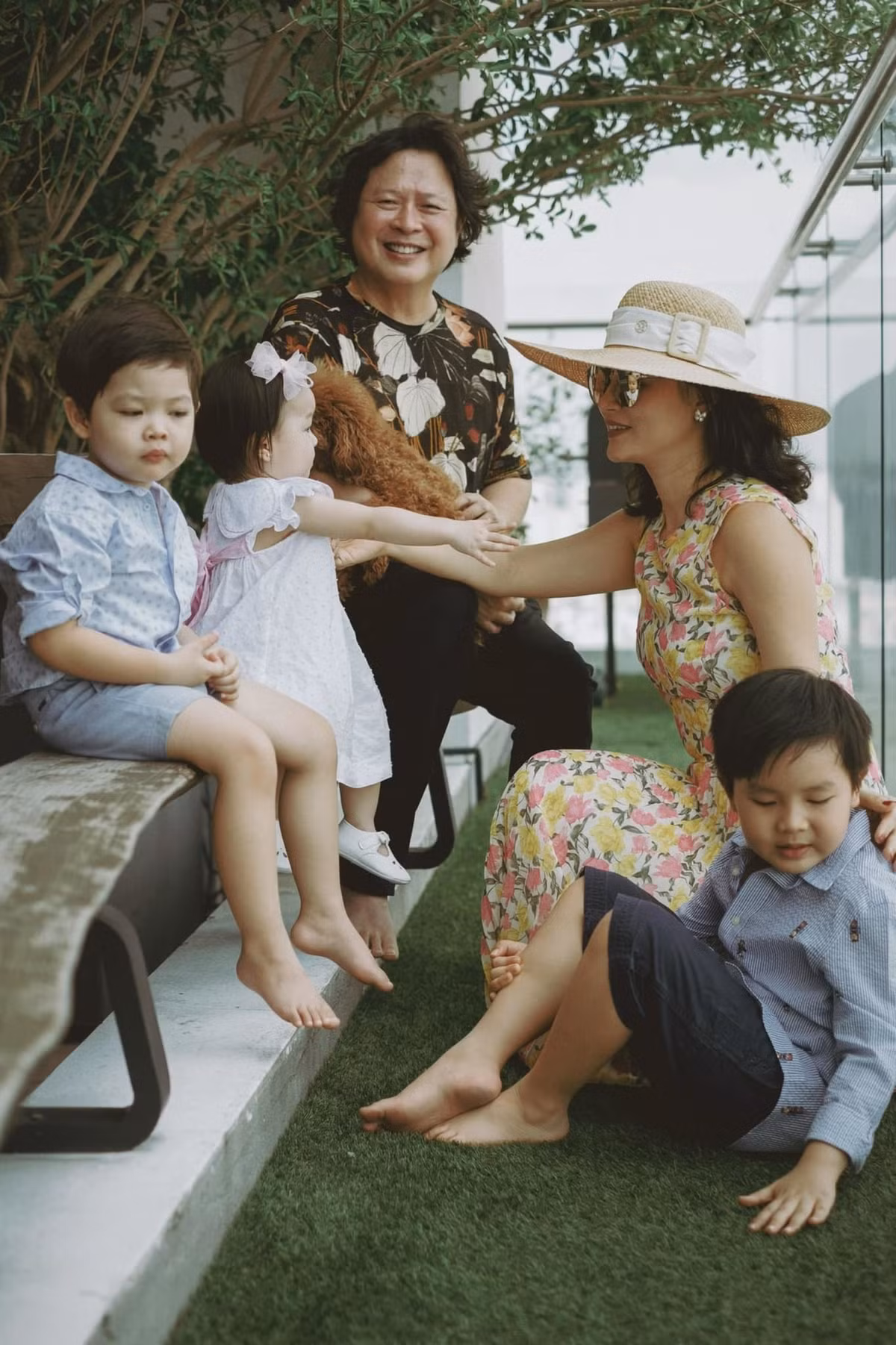 Gia đình hạnh phúc quây quần trong 'Ngày của Cha' mới đây.