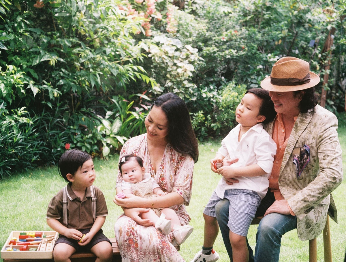 'Bà mẹ bỉm sữa' Đỗ Hải Yến chụp cùng chồng và 3 con trong vườn nhà.
