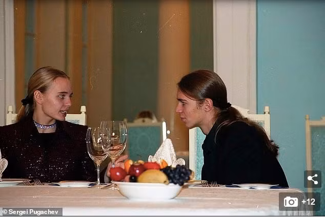 Anh hiem ve hai con gai cua Putin o tuoi truong thanh-Hinh-5