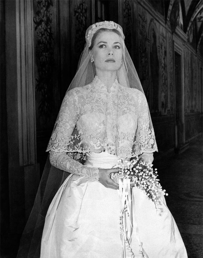 Chiếc váy cưới của Grace Kelly trị giá 65.200 USD (1.506.037.650 VNĐ) khi cô kết hôn với Hoàng tử Rainier III của Monaco vào năm 1956, nhưng ngày nay có có giá 623.000 USD (14.643.319.920 VNĐ). Đây là một sản phẩm của nhà thiết kế Helen Rose. 