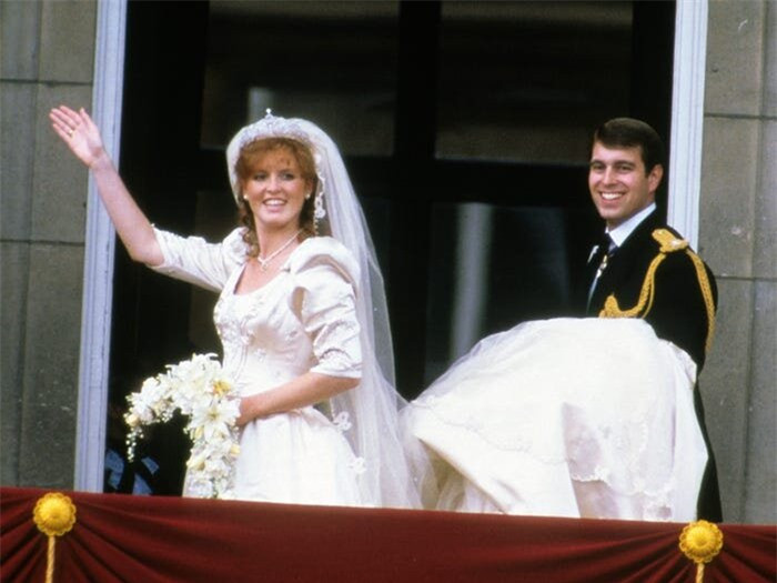 Chiếc váy cưới của Sarah Ferguson có giá ước tính khoảng 45.000 USD (1.042.641.450 VNĐ) vào năm 1986, tương đương hơn 107.000 USD (2.479.169.670 VNĐ) ngày nay. Theo tạp chí People, chiếc váy lụa của Sarah được thiết kế bởi Lindka Cierach và mất 4 tháng để hoàn thành. 