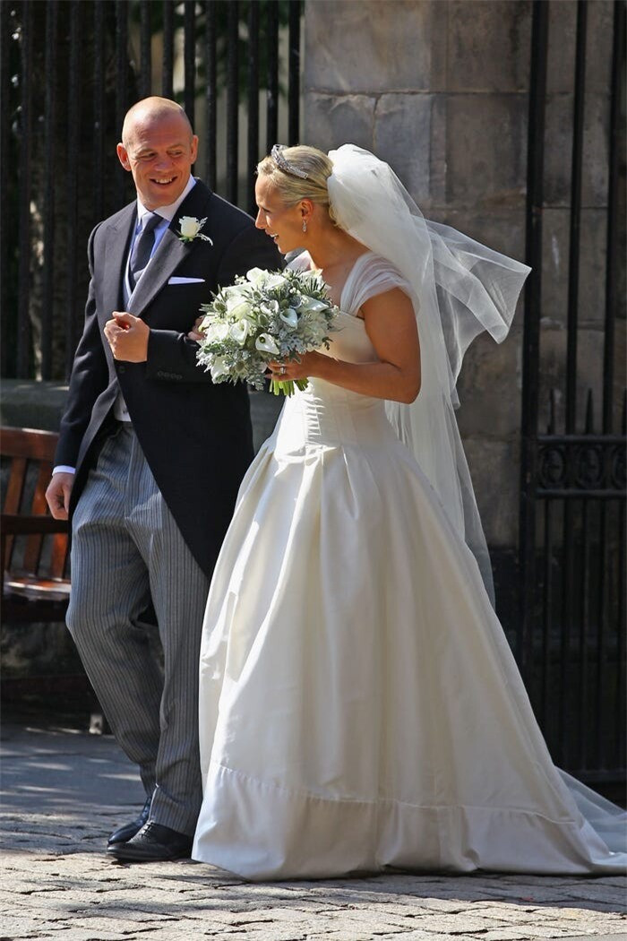 Zara Tindall là cháu gái của Nữ hoàng. Váy cưới của cô được làm từ lụa faille và lụa duchesse satin. Nó được xếp hạng thấp hơn so với váy cưới của các thành viên hoàng gia cao cấp. Năm 2011, nó có giá khoảng 7.000 bảng Anh, tương đương 8.356 USD (193.606.932 VNĐ). 