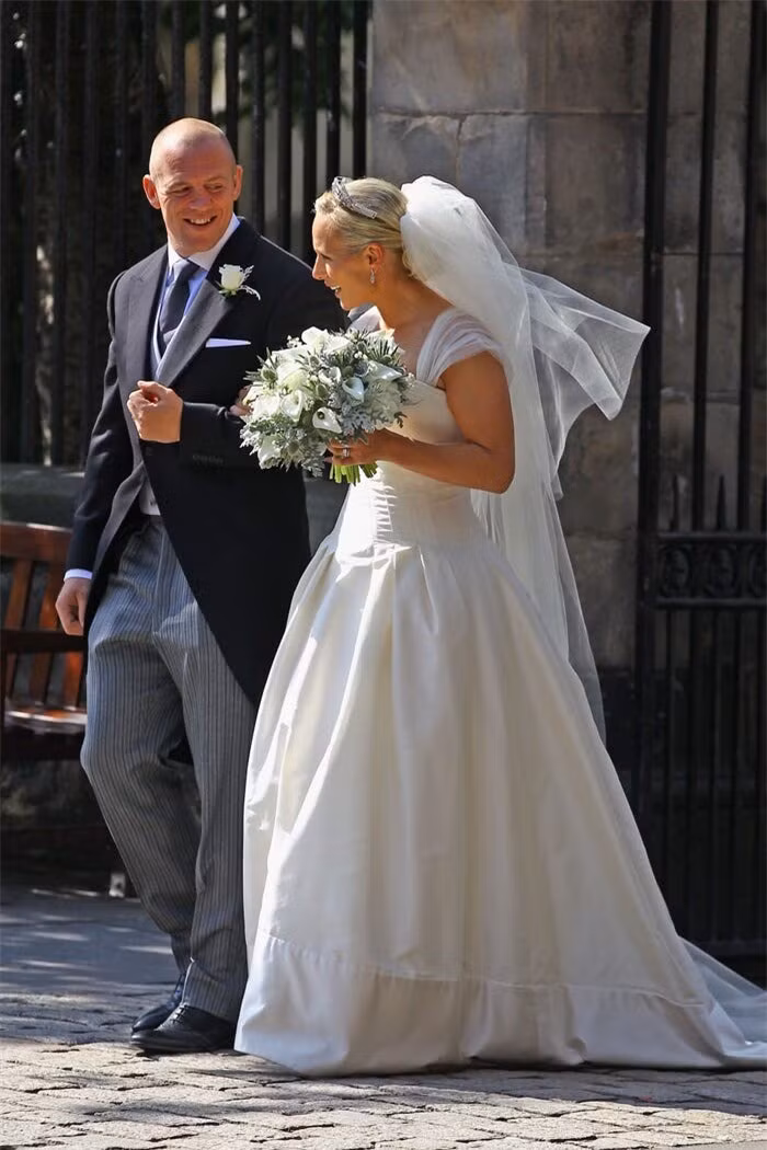 Zara Tindall là cháu gái của Nữ hoàng. Váy cưới của cô được làm từ lụa faille và lụa duchesse satin. Nó được xếp hạng thấp hơn so với váy cưới của các thành viên hoàng gia cao cấp. Năm 2011, nó có giá khoảng 7.000 bảng Anh, tương đương 8.356 USD (193.606.932 VNĐ). 