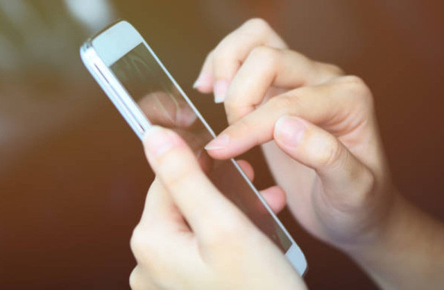 Chong co bo, co vo cao tay cam dien thoai thuc hien ngay dieu nay-Hinh-2