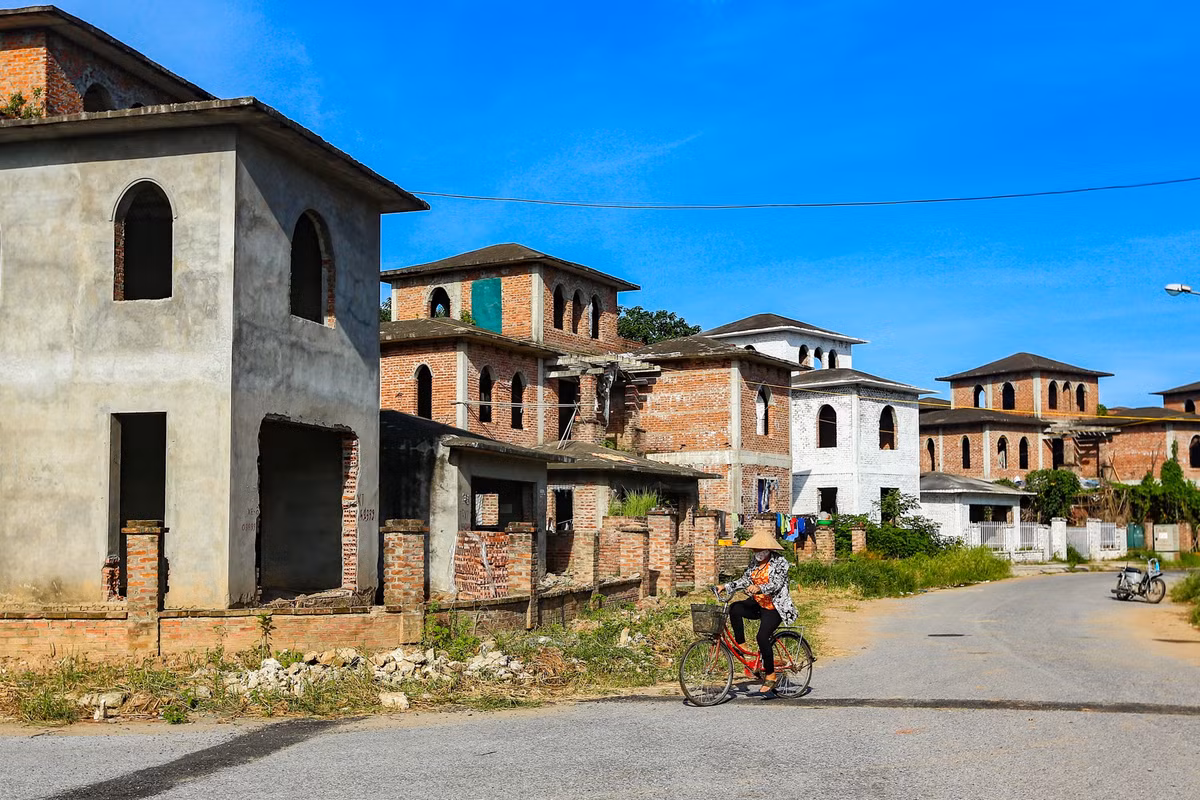 Hình ảnh hàng nghìn ngôi biệt thự, nhà liền kề bị bỏ hoang ở nhiều nơi thuộc Hà Nội các năm qua không còn là chuyện lạ với người dân thủ đô.
